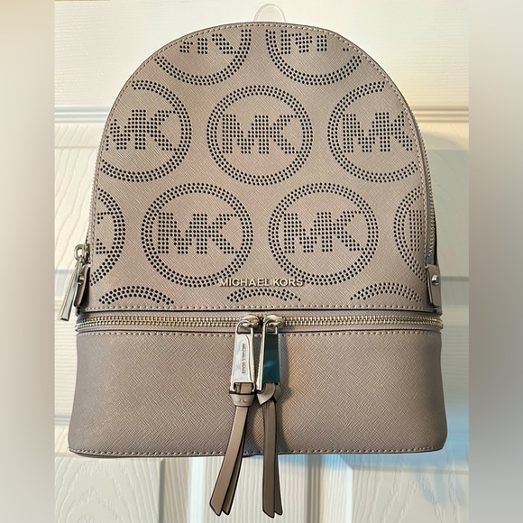 Michael Kors Rhea Zip Pearl Grey Medium Leather Backpack MK Logo – Like New! - Picture 1 of 16
